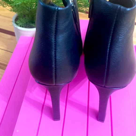 Vince Camuto - Picture 3 of 7